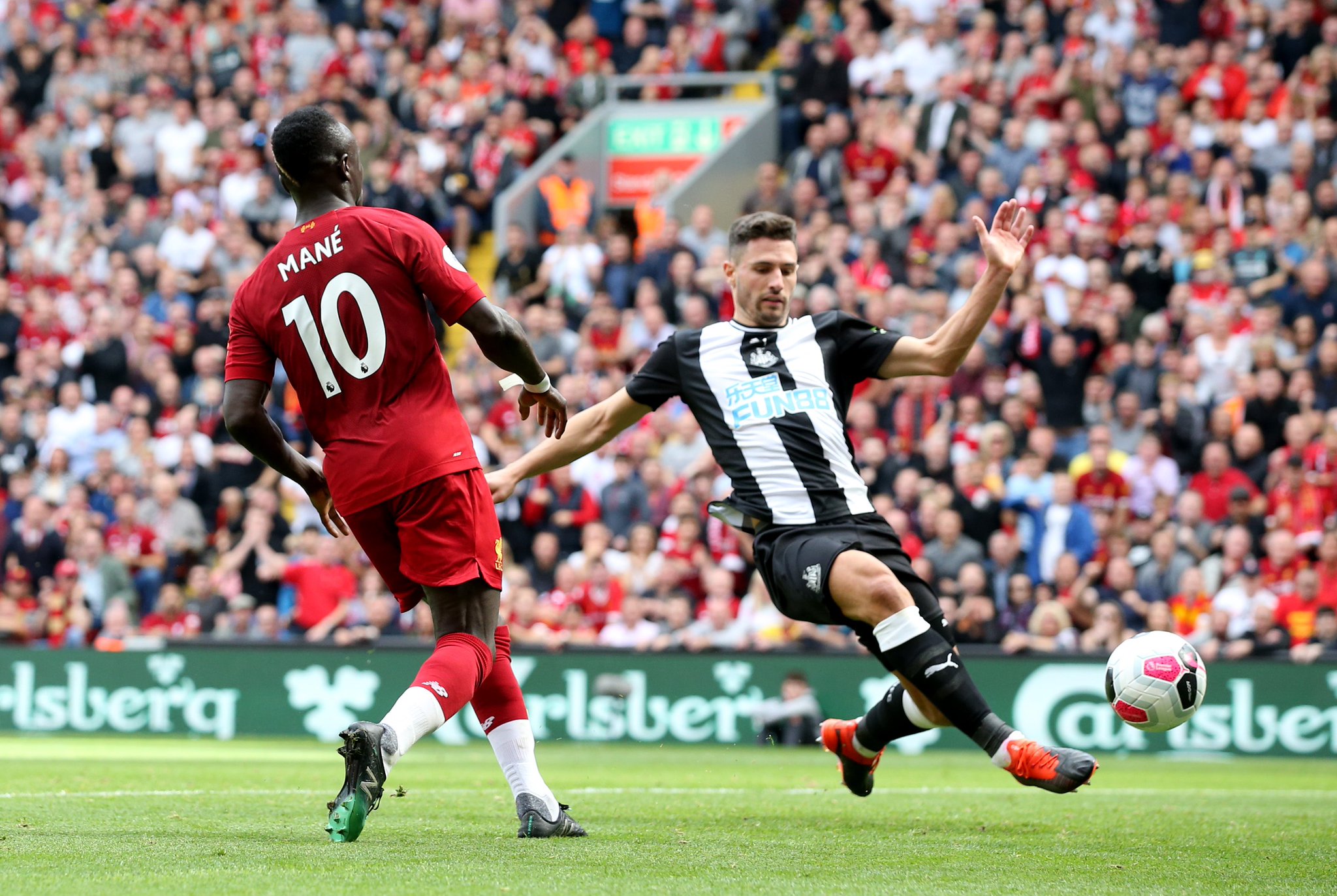 场上展现英 场上展现英